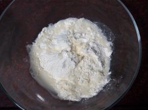 面粉180克加入温水126克，盐2克，混合成团。