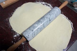 将松弛好的面团擀成薄片。