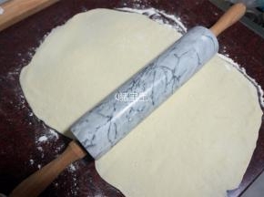 将松弛好的面团擀成薄片。