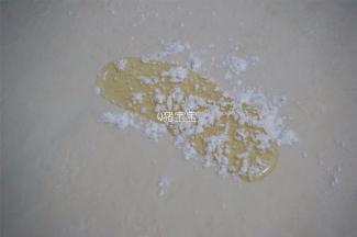 面片上倒上少许油，撒入少许面粉，搅拌成糊，均匀抹上面片上。