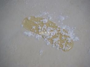 面片上倒上少许油，撒入少许面粉，搅拌成糊，均匀抹上面片上。