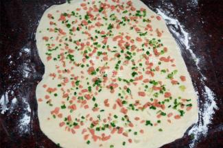 将葱花，火腿均匀撒入，并撒入1克盐花。