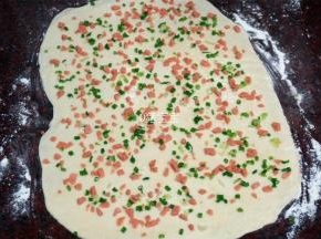 将葱花，火腿均匀撒入，并撒入1克盐花。