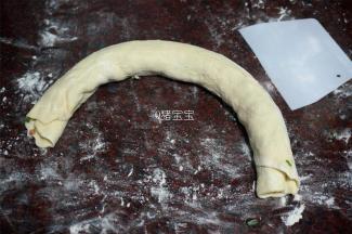 紧紧卷起，分成两段。