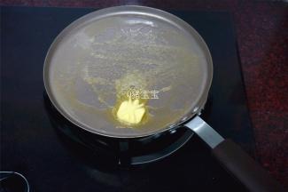 不粘煎盘放入黄油块，油融化后将饼放入。