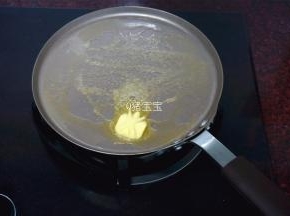 不粘煎盘放入黄油块，油融化后将饼放入。