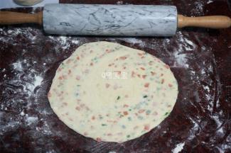 擀成圆形薄片。