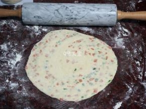 擀成圆形薄片。