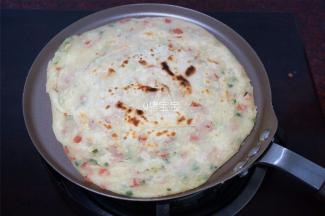 小火烙至两面金黄即可。