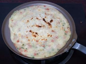 小火烙至两面金黄即可。