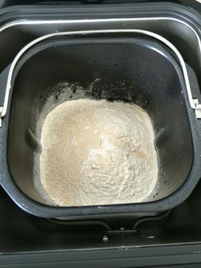 把除黄油以外的面团用料依次放入面包桶里，和面20分钟。