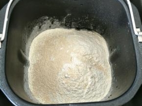 把除黄油以外的面团用料依次放入面包桶里，和面20分钟。