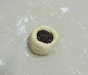 放上30克一份的豆沙，收口