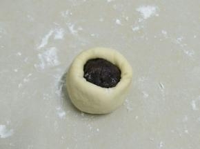 放上30克一份的豆沙，收口