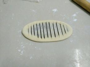 用小刀在表面划出痕