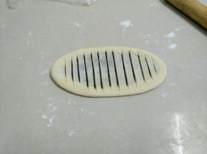 用小刀在表面划出痕