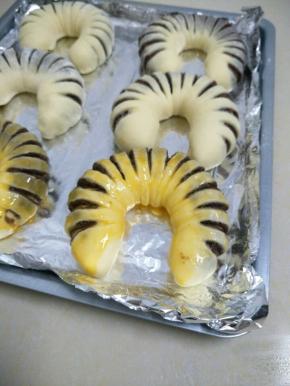 发酵至两倍大后，刷上一层蛋黄液。