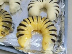 发酵至两倍大后，刷上一层蛋黄液。