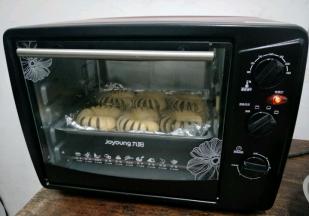 烤箱预热180°中层上下温20分钟即可。