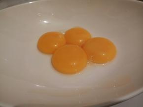 先将鸡蛋的蛋黄和蛋白分开