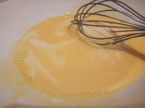 加入牛奶，轻轻搅拌均匀