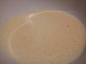 分三次加入玉米油(要选择无味的植物油)，每加入一次都用打蛋器搅拌混合均匀，再加下一次