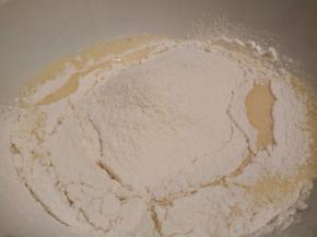 筛入低筋面粉在蛋黄里面，翻拌均匀