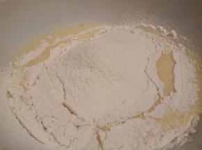 筛入低筋面粉在蛋黄里面，翻拌均匀