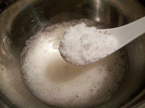 盛蛋白的碗需要无油无水，开始打发蛋白，将蛋白打发到鱼眼泡状态时，加入1/3的糖粉