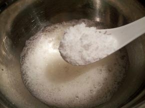 盛蛋白的碗需要无油无水，开始打发蛋白，将蛋白打发到鱼眼泡状态时，加入1/3的糖粉