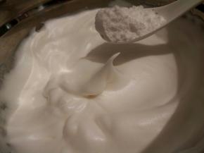 打发到小弯勾，加第三次糖粉