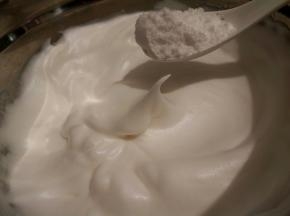 打发到小弯勾，加第三次糖粉