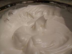 将蛋白打发到干性发泡的状态（提起打蛋器后，蛋白拉出直立的尖角