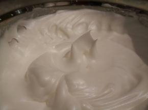 将蛋白打发到干性发泡的状态（提起打蛋器后，蛋白拉出直立的尖角