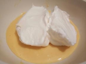 盛三分之一蛋白到蛋黄碗里，翻拌均匀(从底部往上翻拌，不要画圈搅拌)