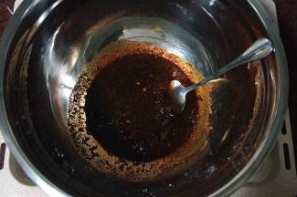 将上述腌料混合，然后加入30克的清水，拌均匀。