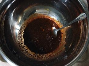 将上述腌料混合，然后加入30克的清水，拌均匀。