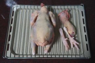 买只1.5~2斤的小母鸡，将鸡处理干净后，去掉内脏、头和鸡爪，沥干水备用。