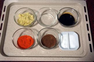 准备这次的腌料: 姜蓉20克、白酒15克、老抽15克、奥尔良烤翅粉20克、五香粉2克、盐10克、糖5克，这些都是家常的调味料。