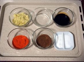 准备这次的腌料: 姜蓉20克、白酒15克、老抽15克、奥尔良烤翅粉20克、五香粉2克、盐10克、糖5克，这些都是家常的调味料。