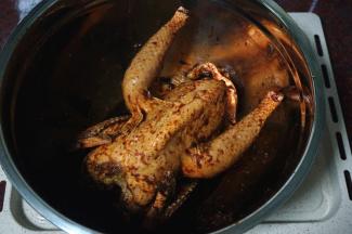 带上手套，将腌料均匀抹在光鸡的里外，多按摩一下以便入味。