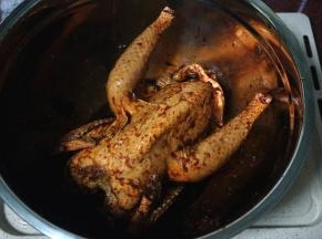 带上手套，将腌料均匀抹在光鸡的里外，多按摩一下以便入味。