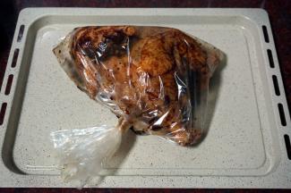 用保鲜袋把鸡和酱汁一同包起来，扎紧袋口，放入冰箱冷藏腌制24小时，期间拿出来给鸡调换位置，使得另一面也充分浸泡到酱汁。