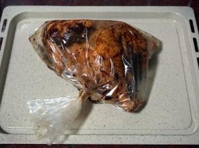 用保鲜袋把鸡和酱汁一同包起来，扎紧袋口，放入冰箱冷藏腌制24小时，期间拿出来给鸡调换位置，使得另一面也充分浸泡到酱汁。