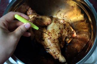 用尖锐的针笔或牙签在鸡上扎孔，使得腌料能渗入肉内，更入味。