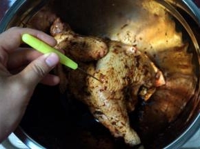 用尖锐的针笔或牙签在鸡上扎孔，使得腌料能渗入肉内，更入味。