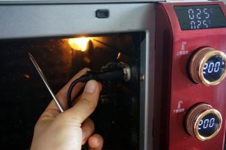 烤箱上下火200度大温幅预热的同时，将食物探针接入烤箱。