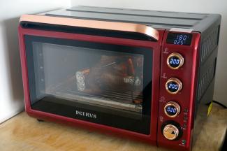 将烤盘放置烤箱底层，食物探针插入鸡胸肉最厚的位置，进行烘烤，时间20分钟，将鸡烤干水分。