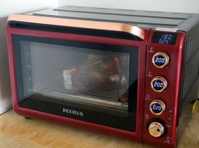 将烤盘放置烤箱底层，食物探针插入鸡胸肉最厚的位置，进行烘烤，时间20分钟，将鸡烤干水分。