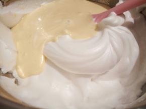 将拌匀的面糊倒入剩余的蛋白里